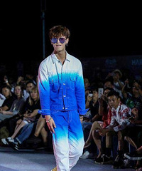 李聪穿蓝白渐变服亮相红毯 彰显青春活力