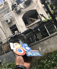 突发!朝晖九区住宅楼二楼发生爆炸 两人被送往医院