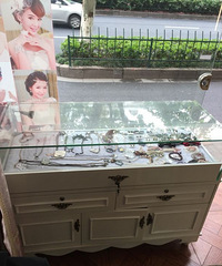 "现低价转让白色烤漆玻璃展示柜一个(带射灯)带锁"
