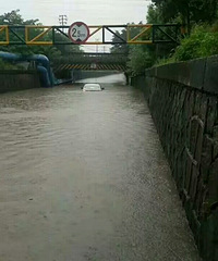 昨天一场大暴雨桥洞成河 车子被淹 车主惊魂逃生