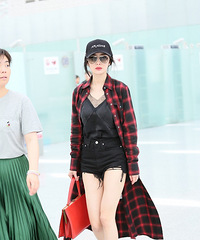 侠女上线!杨幂长衫飘逸 着热裤火辣秀美腿
