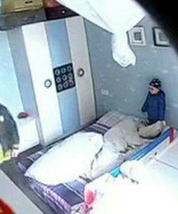 3岁儿子行为怪异,监控拍下令人气愤的一幕