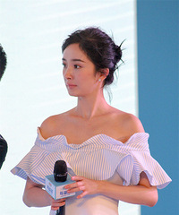 杨幂活动露香肩 “白直长”美腿无敌