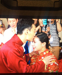何姿秦凯大婚 新人着中式礼服喜气满满