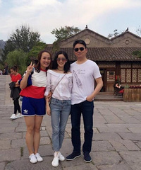 刘强东夫妇出门游玩 奶茶妹妹穿着简单遮不住好身材