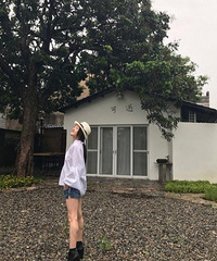 46岁杨钰莹喝茶读书 穿着超短裤肌肤如雪