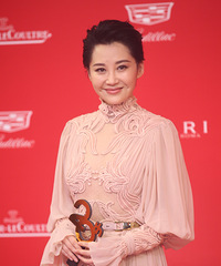 上影节闭幕红毯:许晴裸粉色透视长裙性感甜美