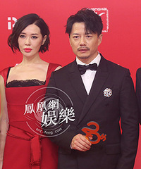 余男蕾丝红裙亮相红毯 惊艳红唇太抢镜!