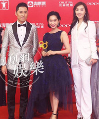 朱茵携重回银幕新作亮相红毯 大露美背显性感