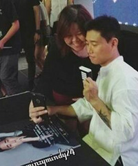 狗哥结婚后再现身 对粉丝合影要求来者不拒