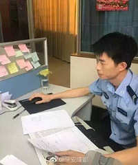 "“游戏哥”火了!地铁上,他低头看手机,却对旁边坐轮椅的陌生人