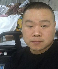 岳云鹏深夜陪母看病晒照 一句话惹来争议…