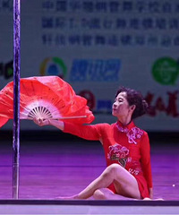 一位70多岁戴大丽奶奶在中国钢管舞协会第