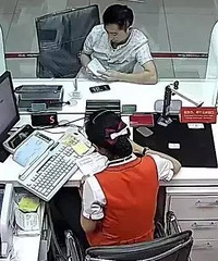 ���գ����ӵ����й�̨����һ��ֽ������Ա���ϱ�����������