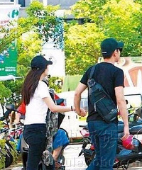 当街秀恩爱!高圆圆把吃剩的冰激凌喂给赵又廷
