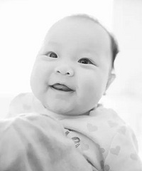 "甜馨百天照罕见曝光 真不愧是9斤多的巨婴(图)"