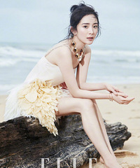 杨幂封面走夏日清凉风 小露香肩海边戏水