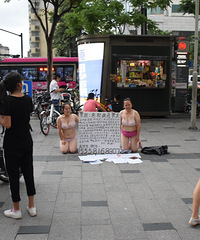 ����2��Ů�ӵ����������¹�Ϊ�İ㣿