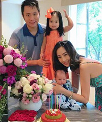 "关颖晒全家福二胎儿子曝光 产后身材火速恢复"