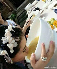 谢娜吃粉碗比脸还大 旁边的超模瞪大眼睛一脸震惊