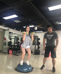 柳岩健身狂流汗显腿粗:不是胖是壮