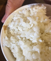 "滨江味谱饭里出现恶心分泌物"