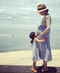 "赴美生子待产的王女士带女儿去威尼斯海滩游玩"