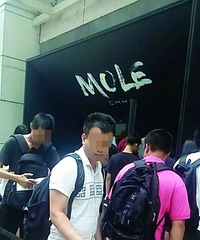 网红奶茶店雇托排队