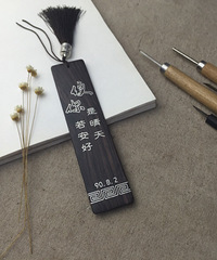 情侣两个都爱看纸质书本,一定是一种很好的