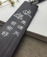 情侣两个都爱看纸质书本,一定是一种很好的