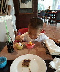 和妈妈一起在酒店吃自助餐