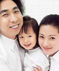 的确是女大十八变了,但颜值还是比妈妈差了不少
