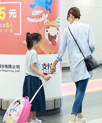 袁泉带女儿现身机场 网友:女儿这么大了?