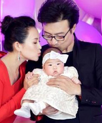 章子怡偷偷探班汪峰彩排 醒醒爸摇滚风霸气十足
