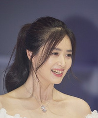 蒋欣穿纸巾婚纱走秀 身材被衬得有些壮