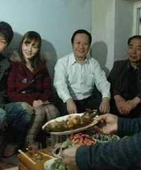 李小璐随夫回农村老家 红衣花裤坐炕头很接地气