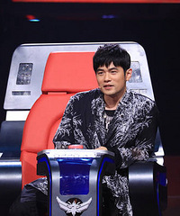 联盟!《新歌声》那英被冷落 周杰伦偷偷观察陈奕迅