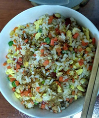 蛋炒饭,面包,牛奶,米粉干,凤爪,3个人