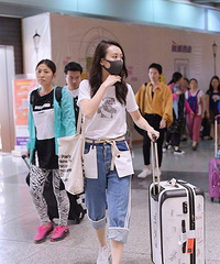 现在见到你都在机场啊