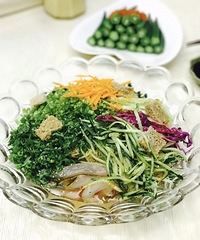 盛夏可以美美地品上一大碗----凉拌面筋凉皮