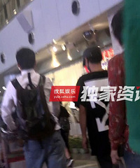 独家:心情不佳一路沉默 华晨宇疑似手腕受伤