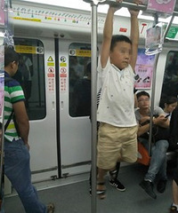 儿子地铁上跳钢管 亲妈拿着手机计时