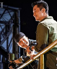 《战狼2》将映 “达康书记”谈首次拿枪:挑战自己