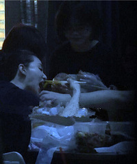 不是说女演员吃东西都很克制么 瞧诗诗这架势