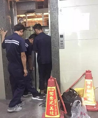 吓死人!杭州大妈用一只杯子“爆掉”了小区电梯