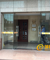 突发!杭州60岁大妈从楼梯间摔下去,当场没了!