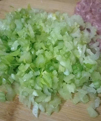 包饺子用的馅:芹菜肉馅