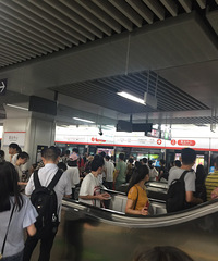 今早地铁1号线传出焦味 抱孩子妈妈被挤倒在地…
