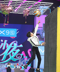 《快本》TFBOYS“少年力”爆棚 王源展惊人柔韧性