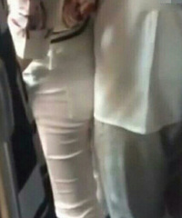 早高峰43路上猥琐男 故意顶女孩屁部!恶心